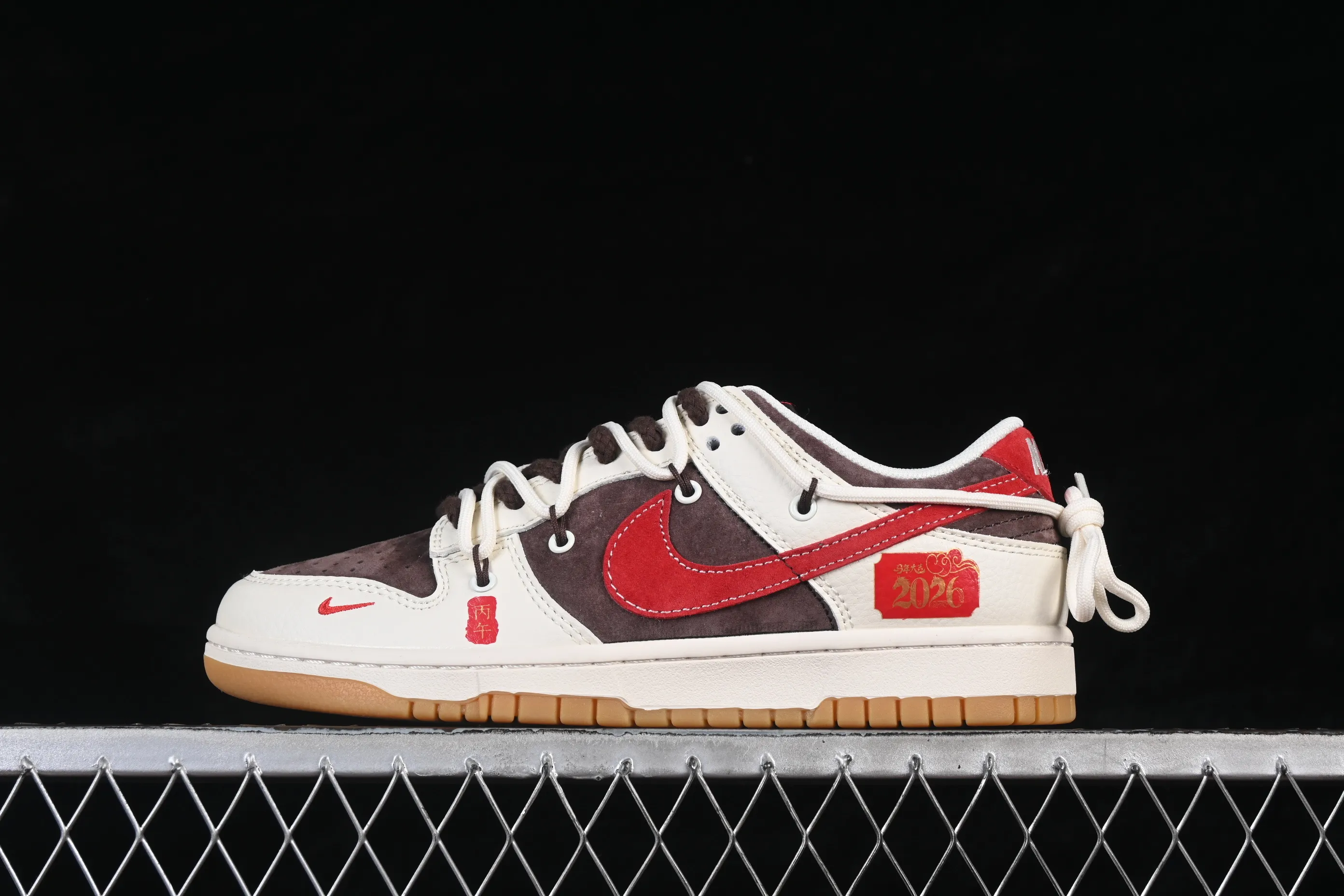 All categories Nk SB Dunk Series Nk SB Dunk Low High-end customized low-top sneakers Nike SB Dunk Low Exclusive for the Year of the Horse White and brown contrast color High-end customized low-top casual sneakers YX5066-C66